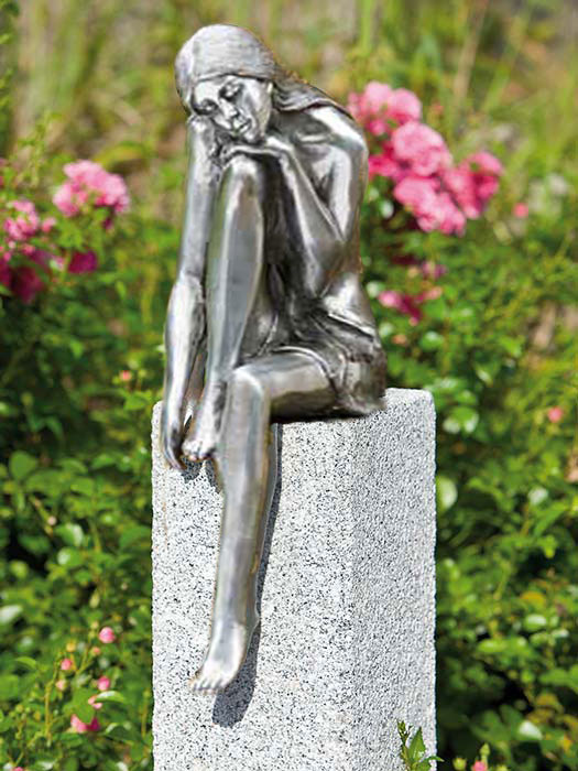 Alu-Figur Emanuelle auf Granitstele (Art.Nr. 88575alu)