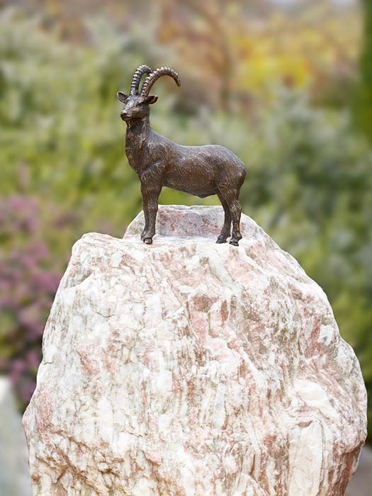 Bronzefigur Steinbock klein auf Findling (ArtNr. 88579.1)