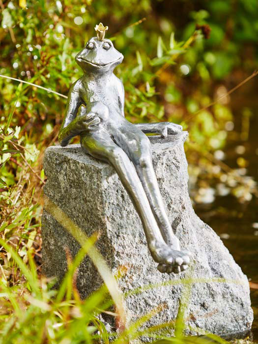 Alu-Figur Froschkönig Gunter auf Granitstele (88765alu.4)