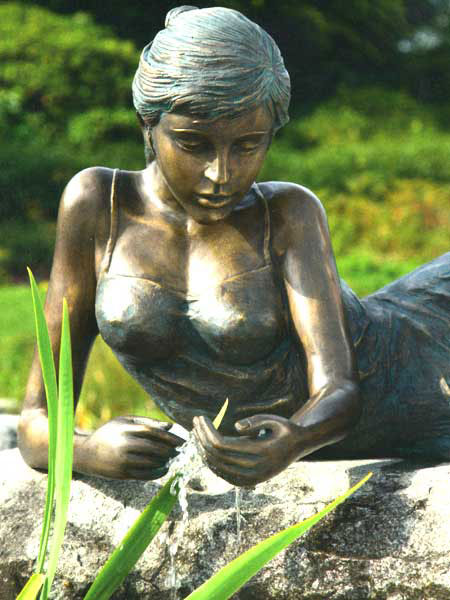 Bronzefigur Klementine klein auf Stein (Art.Nr. 88663)